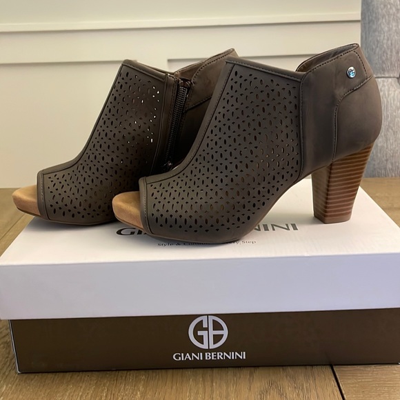 Giani Bernini Shoes Nwt Giani Bernini Grey Angye Open Tor Bootie